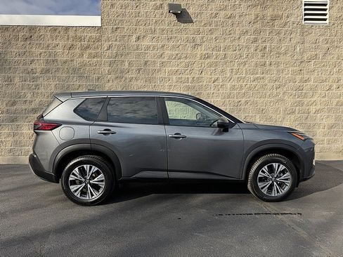 Used 2022 Nissan Rogue SV image 2
