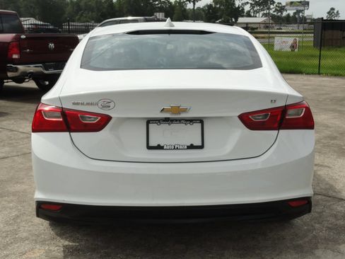Used 2018 Chevrolet Malibu LT FWD image 4