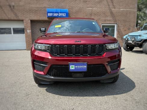 Used 2025 Jeep Grand Cherokee Altitude AWD/4WD image 2