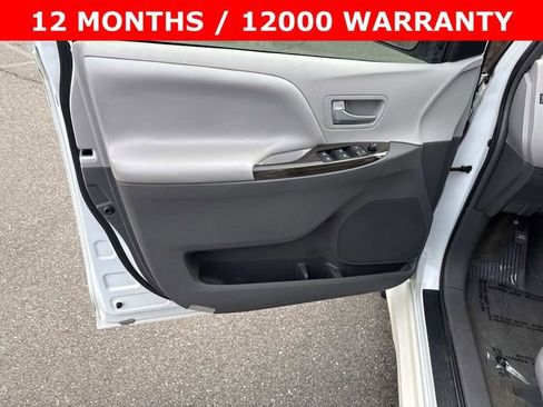 Used 2018 Toyota Sienna XLE w/ XLE Navigation Package image 13
