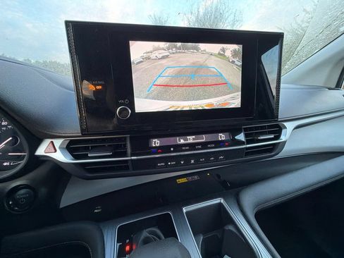 Used 2025 Toyota Sienna LE FWD image 10