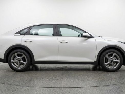 Used 2025 Kia K4 LXS image 11