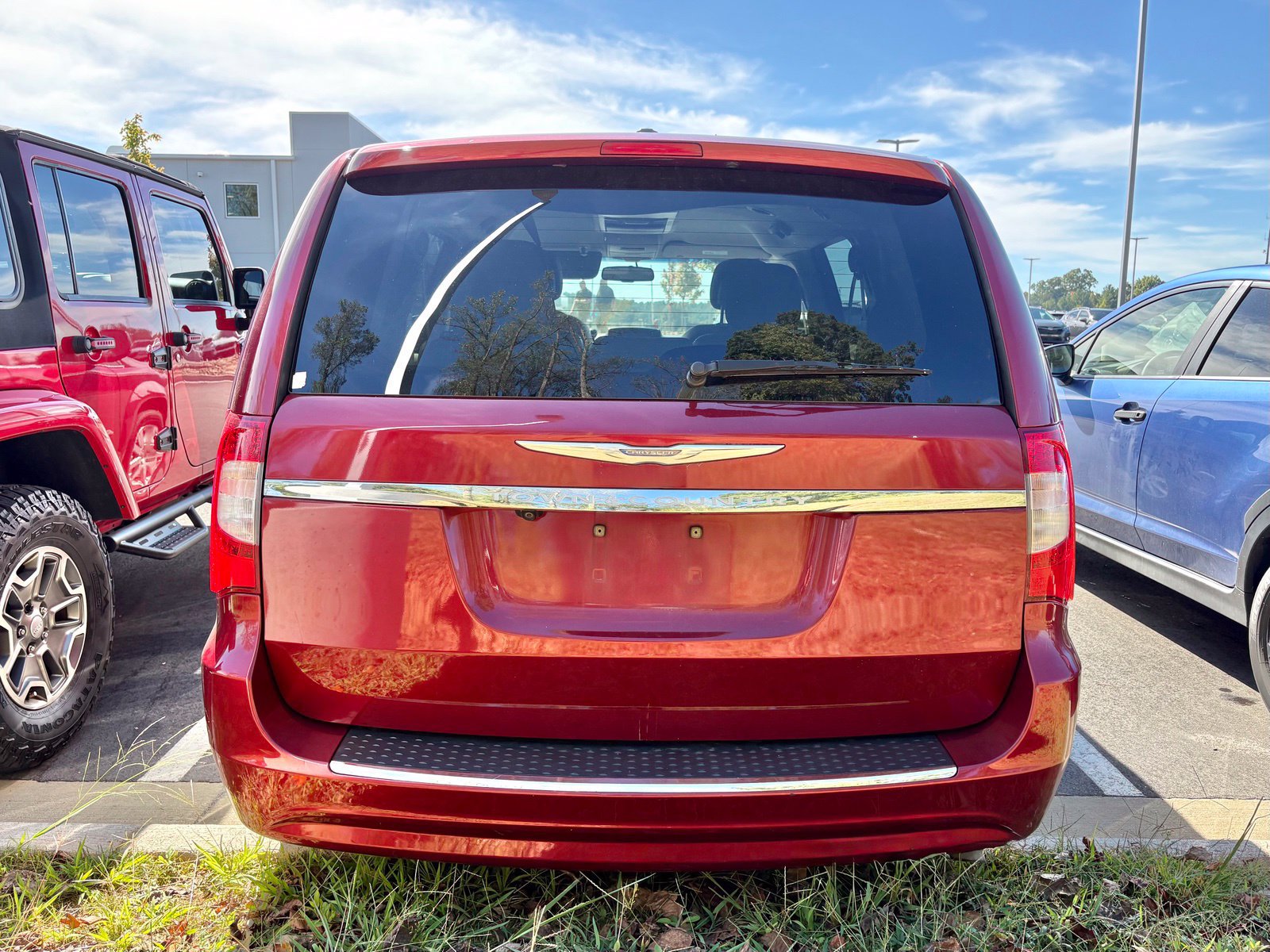 Used 2012 Chrysler Town & Country Touring w/ Entertainment Group #1 FWD image 5
