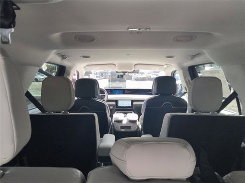 New 2026 Lincoln Navigator L Premier AWD/4WD image 19