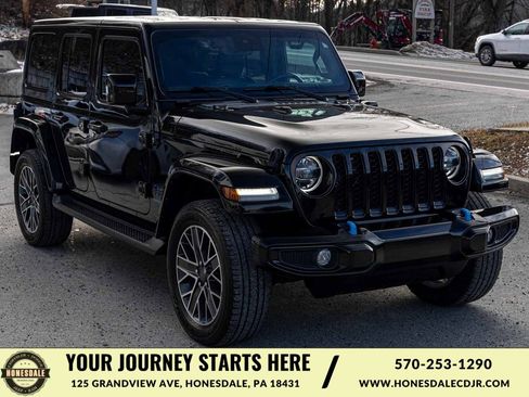 Used 2022 Jeep Wrangler Unlimited Sahara image 3