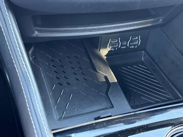 Used 2025 Chrysler Pacifica Limited FWD image 35