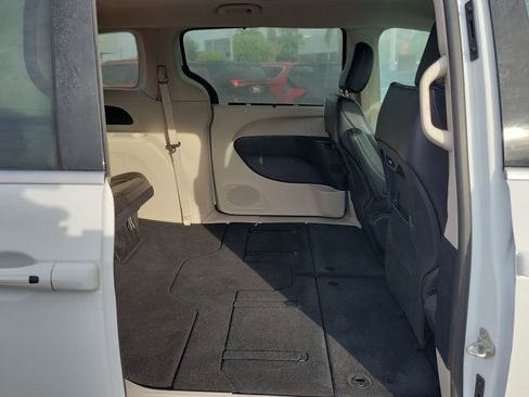 Certified 2024 Chrysler Pacifica Touring-L image 18