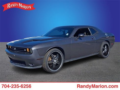 Used 2015 Dodge Challenger SXT image 1