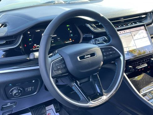 Used 2022 Jeep Grand Cherokee Trailhawk w/ Luxury Tech Group III image 30