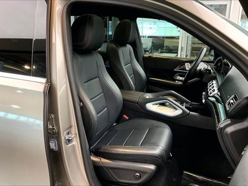 Used 2023 Mercedes-Benz GLS 450 4MATIC image 9