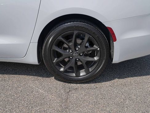 Used 2025 Chrysler Pacifica Limited FWD image 13