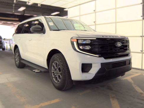 Used 2025 Ford Expedition Active RWD image 4