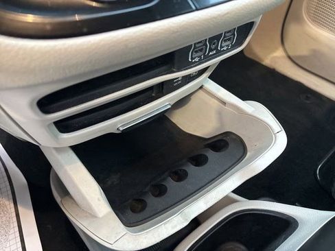 Used 2022 Chrysler Pacifica Touring-L image 25