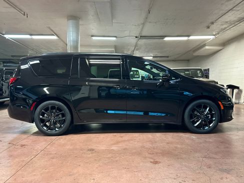 New 2026 Chrysler Pacifica Limited w/ S Appearance Package image 6