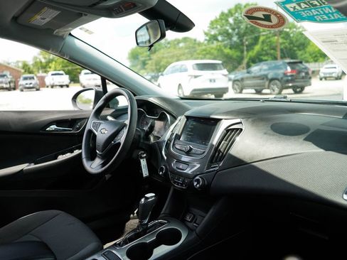 Used 2019 Chevrolet Cruze LT FWD image 13