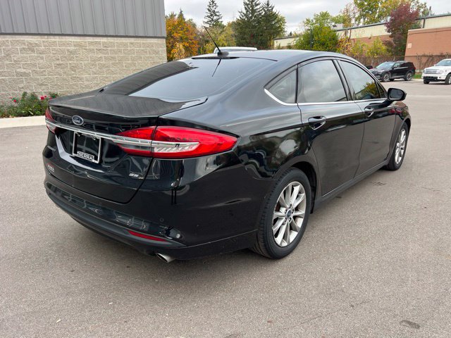 Used 2017 Ford Fusion SE FWD image 5