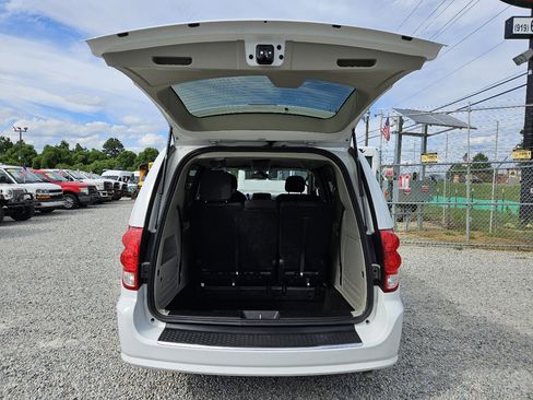 Used 2019 Dodge Grand Caravan SE w/ UConnect Hands-Free Group image 19