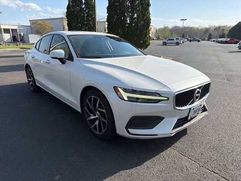 Used 2020 Volvo S60 T5 Momentum image 2