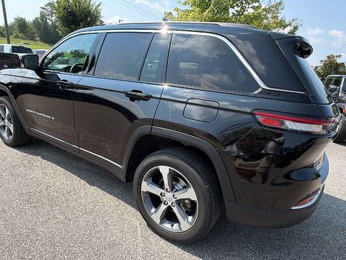 Used 2025 Jeep Grand Cherokee Limited w/ Luxury Tech Group II AWD/4WD image 10