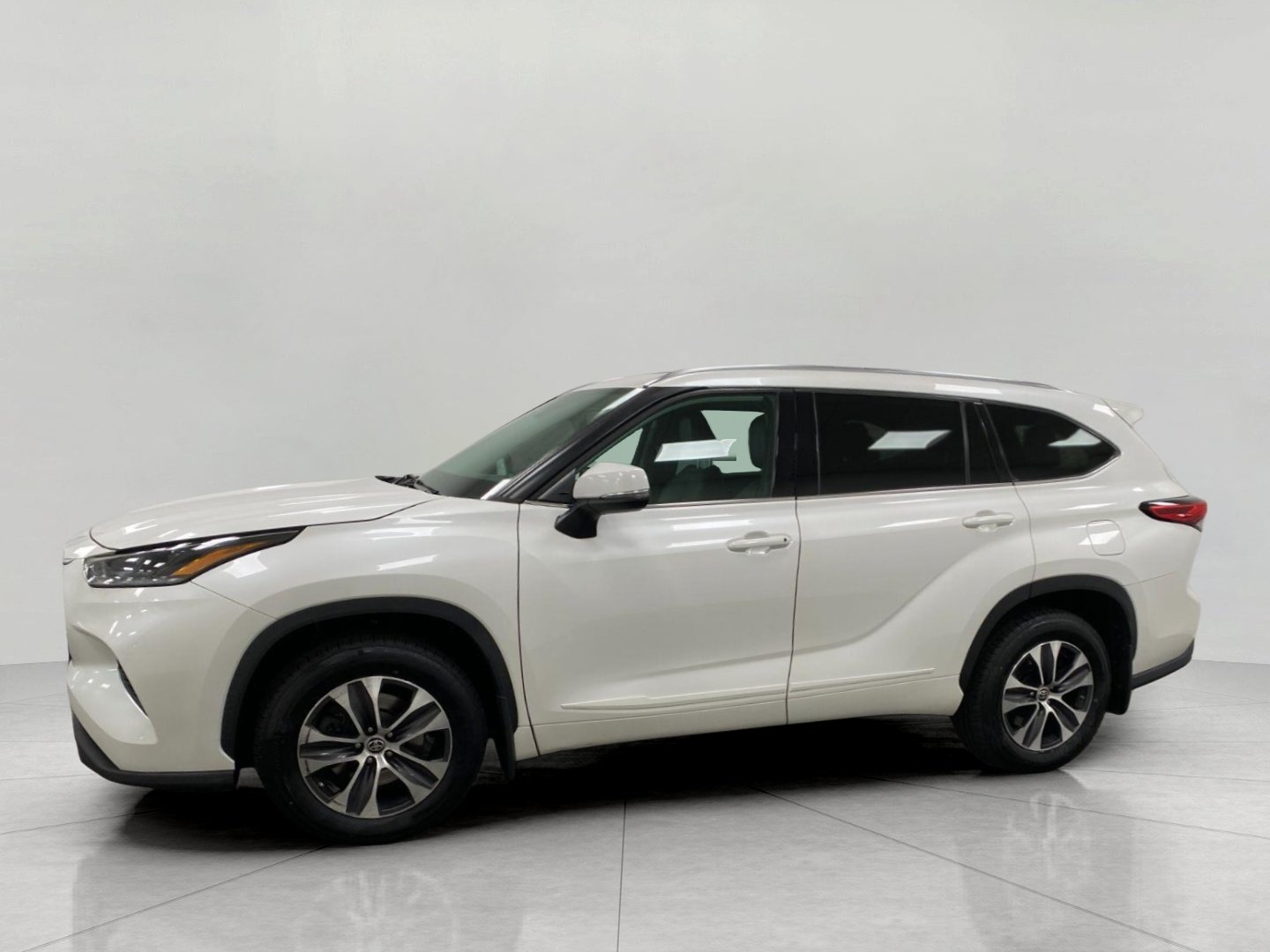 Used 2021 Toyota Highlander XLE AWD/4WD image 9