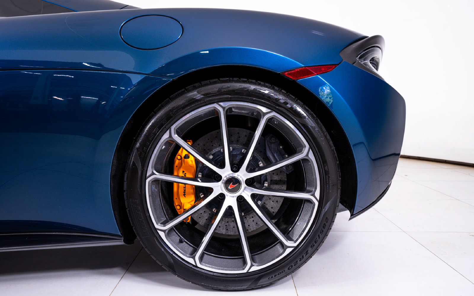 Used 2018 McLaren 570S Spider RWD image 17