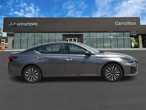 Used 2025 Nissan Altima 2.5 SV FWD image 4