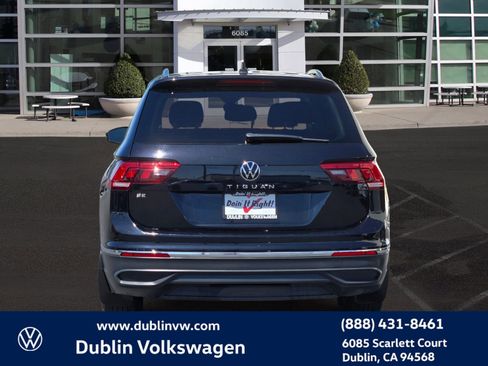 Used 2023 Volkswagen Tiguan SE w/ Panoramic Sunroof Package FWD image 5