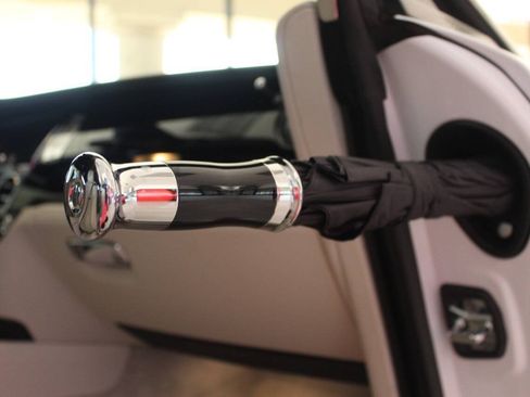 Used 2019 Rolls-Royce Dawn RWD image 31