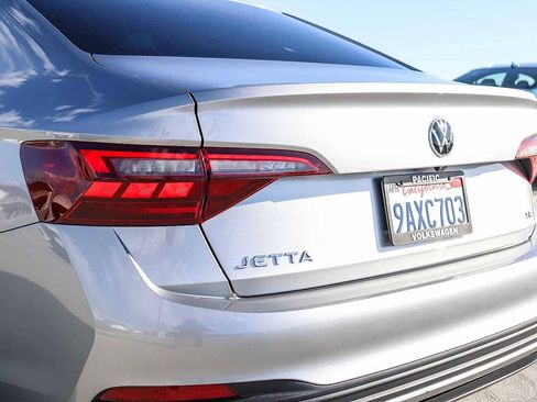 Used 2022 Volkswagen Jetta SE image 9