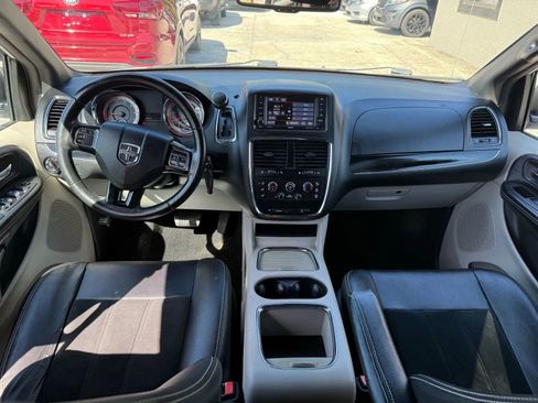 Used 2017 Dodge Grand Caravan SXT image 12