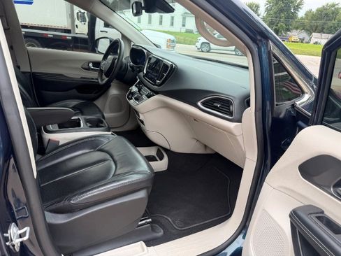 Used 2022 Chrysler Pacifica Touring-L FWD image 21