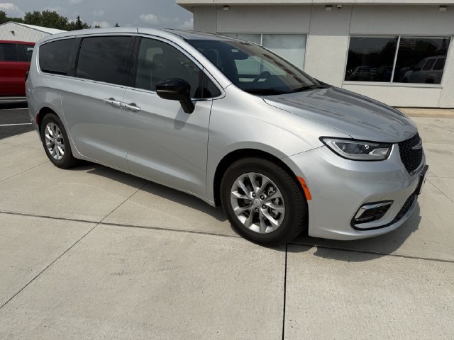 Used 2026 Chrysler Pacifica Limited FWD image 1