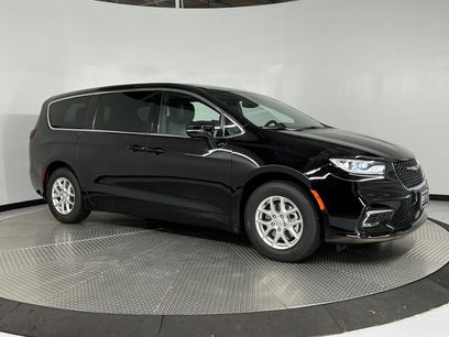New 2025 Chrysler Pacifica Select