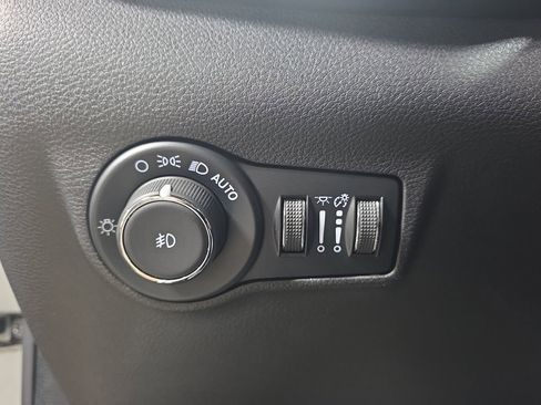 Used 2025 Jeep Compass Trailhawk image 24