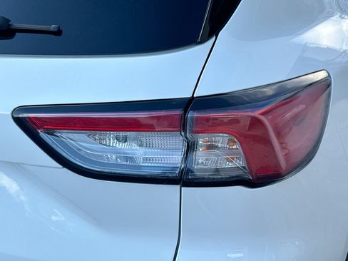 Used 2022 Ford Escape SE w/ SE Sport Appearance Package image 25