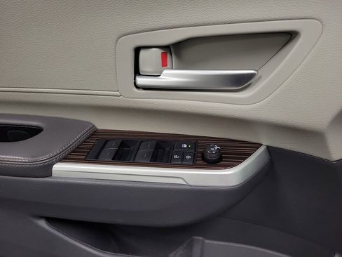 Used 2021 Toyota Sienna XLE image 18