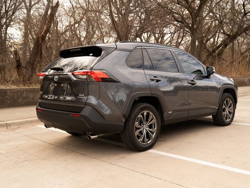 Used 2022 Toyota RAV4 XLE Premium image 9