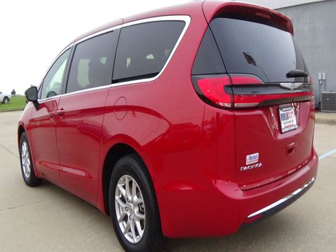 Certified 2025 Chrysler Pacifica Select FWD image 8
