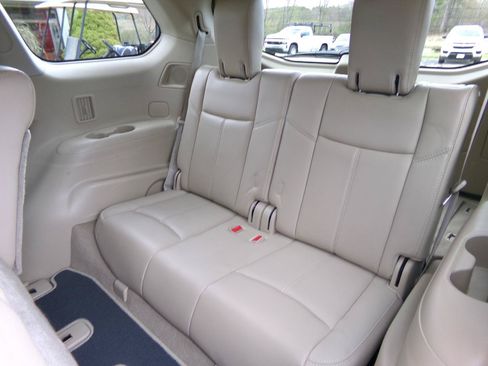 Used 2015 Nissan Pathfinder SL w/ SL Tech Package FWD image 18