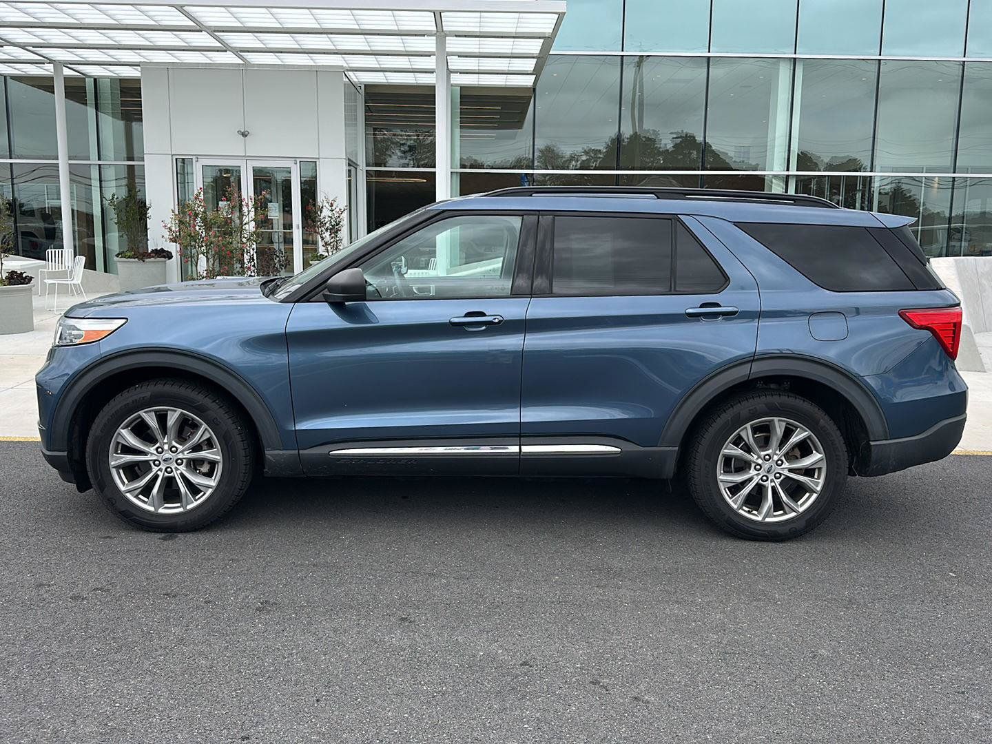 Used 2020 Ford Explorer XLT w/ Equipment Group 202A AWD/4WD image 8