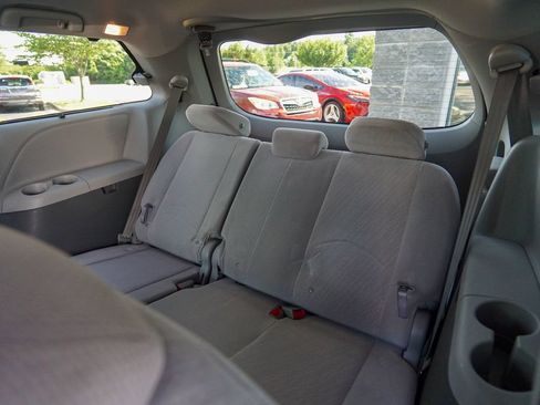 Used 2017 Toyota Sienna LE FWD image 28