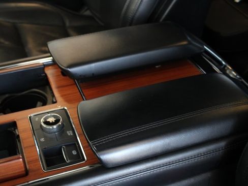 Used 2019 Lincoln Navigator Select image 17