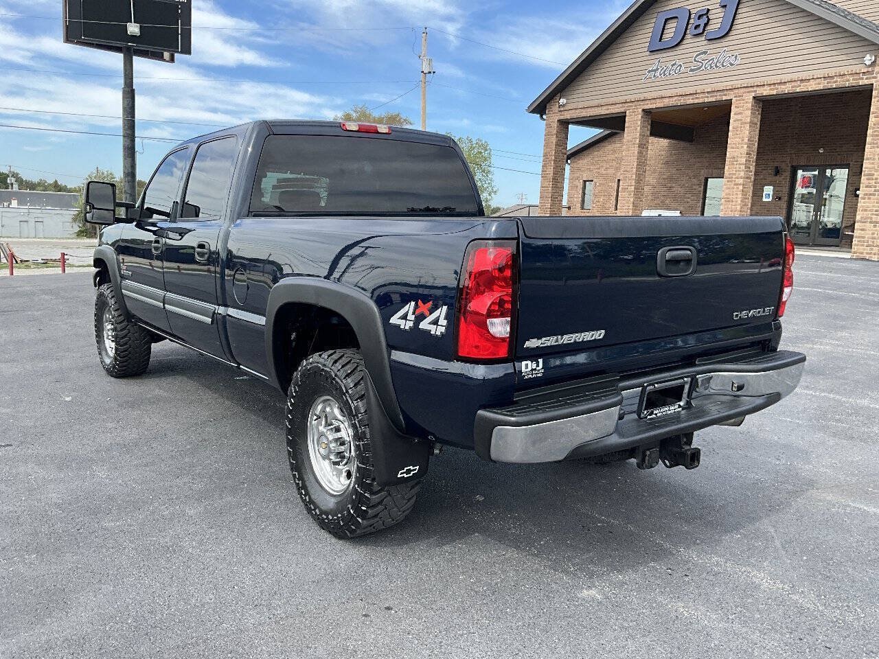 Used 2005 Chevrolet Silverado 2500 LS w/ Heavy-Duty Power Package AWD/4WD image 3