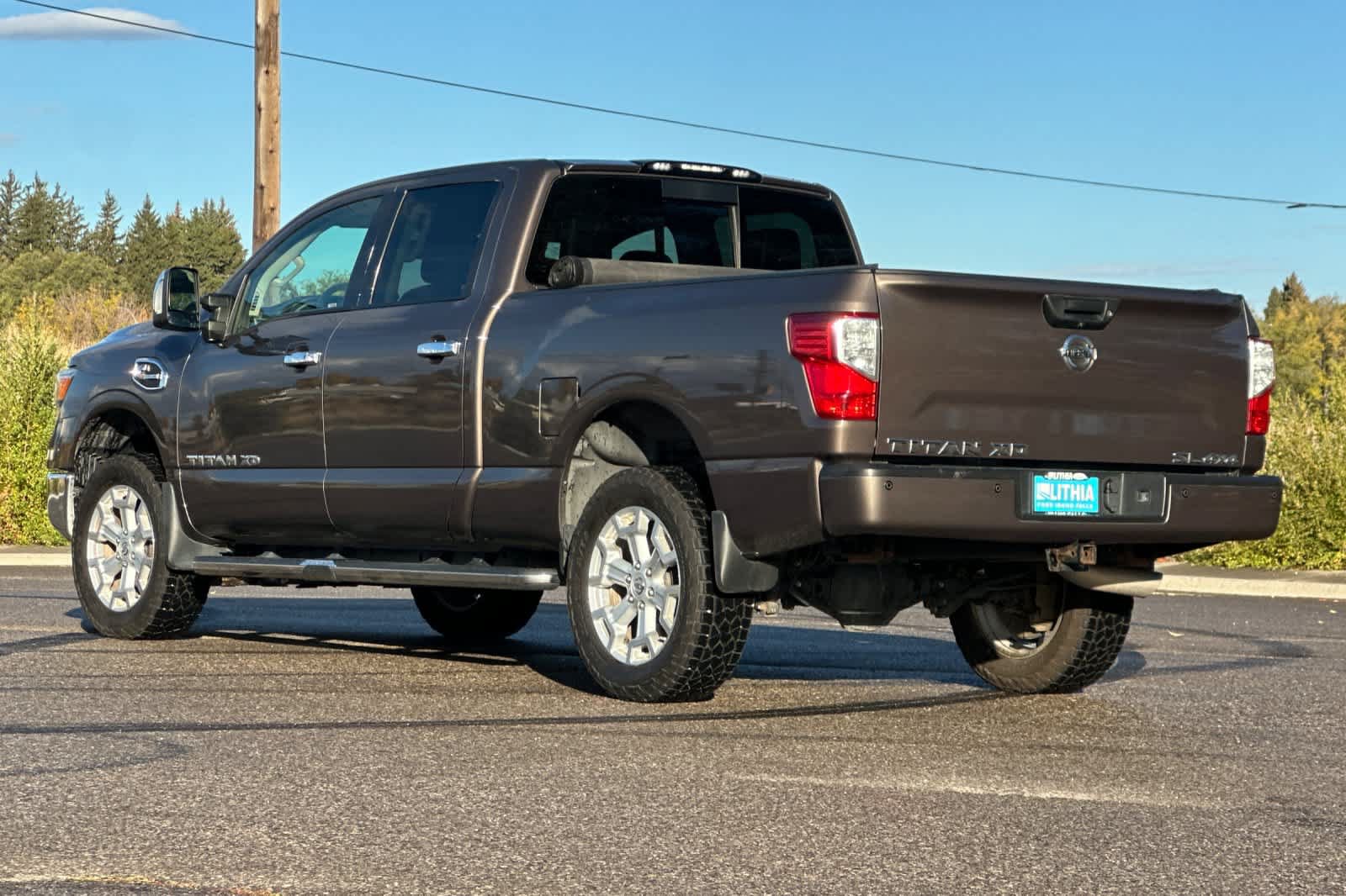 Used 2017 Nissan Titan SL AWD/4WD image 6