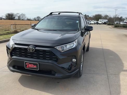 Used 2021 Toyota RAV4 XLE Premium image 4