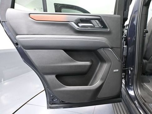 Used 2025 GMC Yukon Denali w/ Sun & Power Step Package AWD/4WD image 39
