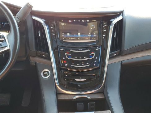 Used 2016 Cadillac Escalade ESV Luxury image 37