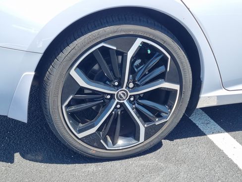 Used 2024 Nissan Altima 2.5 SR w/ SR Premium Package FWD image 7