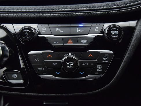 Used 2023 Chrysler Pacifica Touring FWD image 32