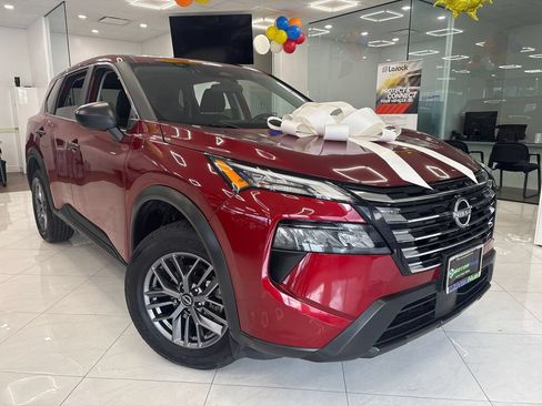 Used 2024 Nissan Rogue S AWD/4WD image 3